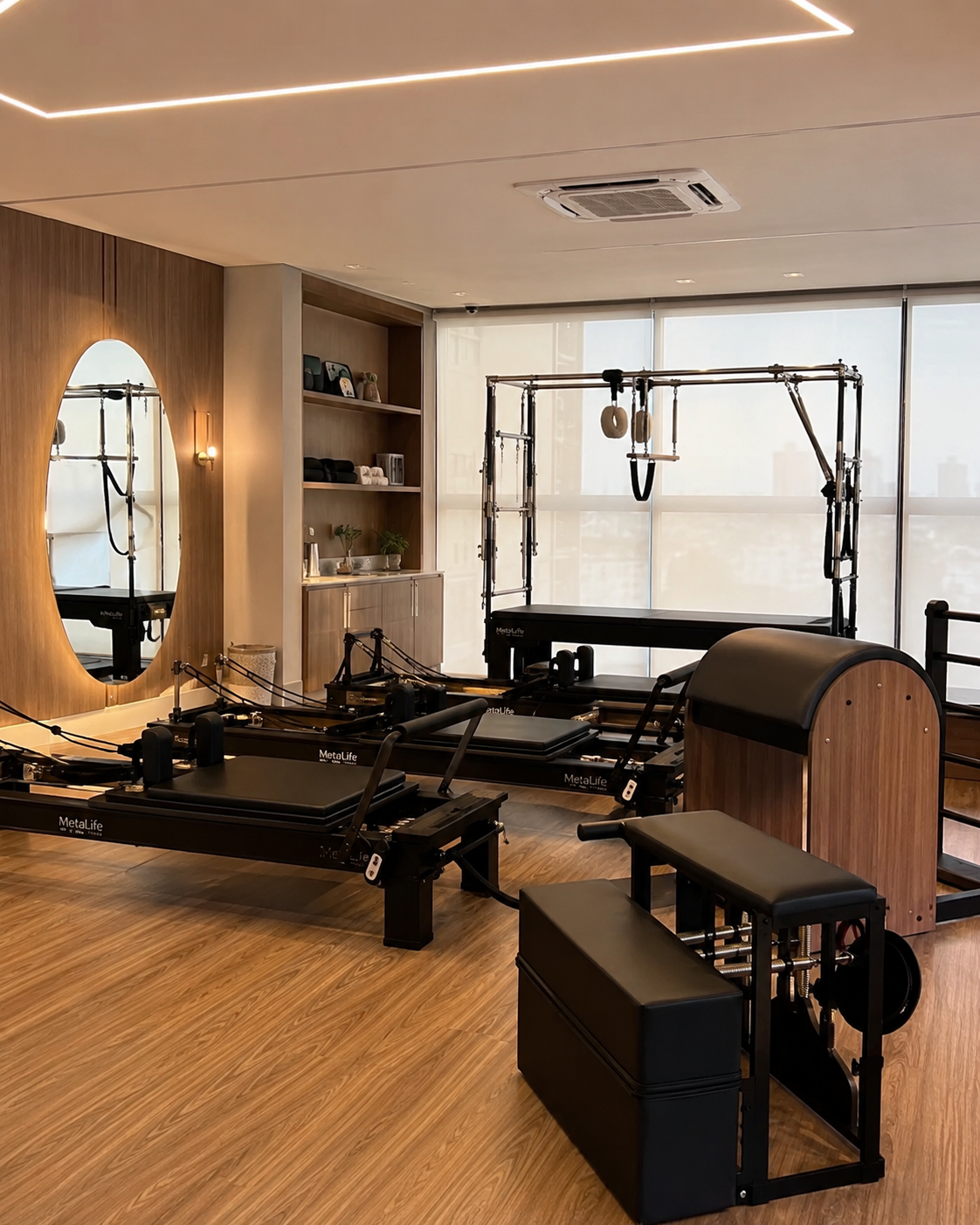 Estúdio de Pilates equipado com reformer, cadillac e chair